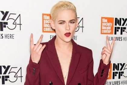 Кристин Стюарт пришла в не застёгнутом пиджаке на голое тело Кристин Стюарт пришла в не застёгнутом пиджаке на голое тело